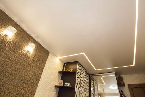 Бежевый сатиновый натяжной потолок