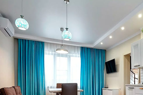 Натяжной сатиновый потолок фото