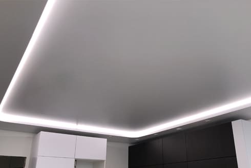 Сатиновые натяжные потолки с подсветкой