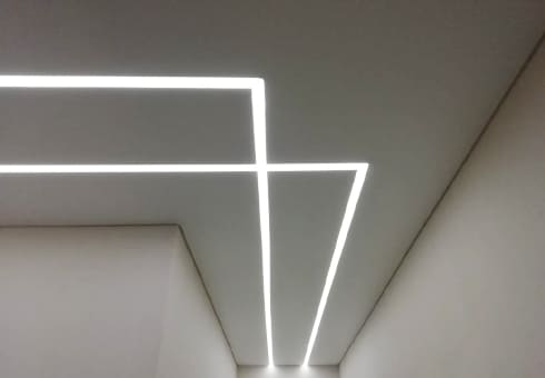 Натяжные потолки со световыми линиями в коридор